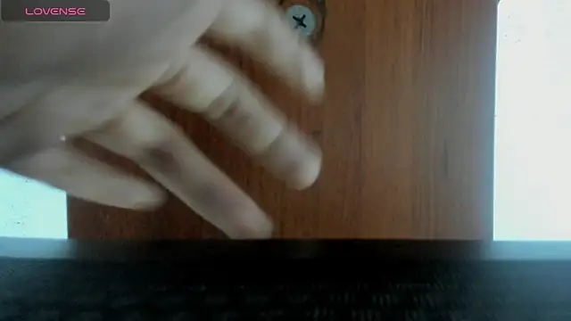 Snapshot of linnie_ chatting on June 7, 2026, 9:42 pm linnie online show from June 7, 2026, 9:42 pm