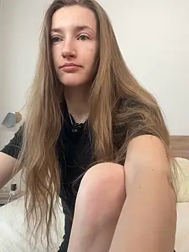 KateRedgar online show from April 13, 2026, 11:47 am