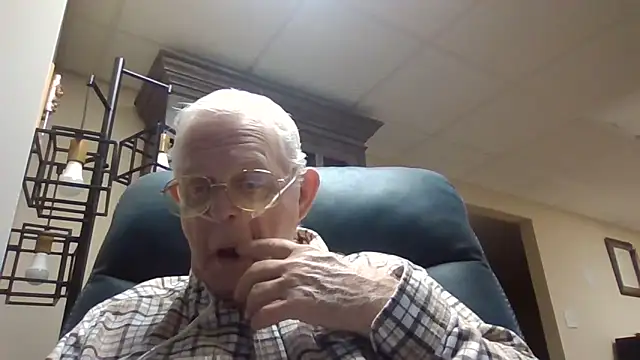 Snapshot of bootlegmanz chatting on November 5, 2025, 4:43 pm bootlegmanz online show from November 5, 2025, 4:43 pm