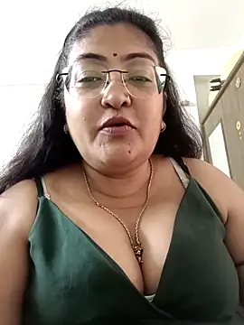 Snapshot of LAVERNIYA_ chatting on September 15, 2025, 5:30 am LAVERNIYA  online show from September 15, 2025, 5:30 am