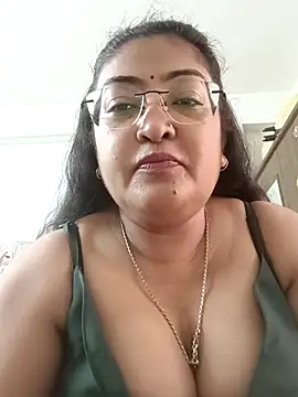 Snapshot of LAVERNIYA_ chatting on September 10, 2025, 5:50 am LAVERNIYA  online show from September 10, 2025, 5:50 am