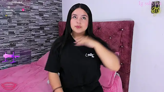 skyhotgirll online show from October 22, 2025, 2:44 am