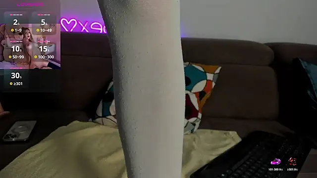 Snapshot of justchloex chatting on October 31, 2025, 8:00 am justchloex online show from October 31, 2025, 8:00 am