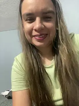 Nathaly00  online show from April 17, 2026, 11:18 pm