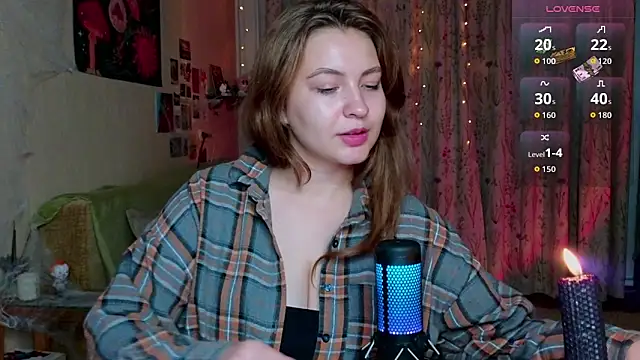 LisaCase online show from October 8, 2025, 1:12 pm