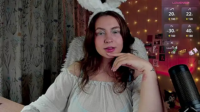 LisaCase online show from December 5, 2024, 8:27 am