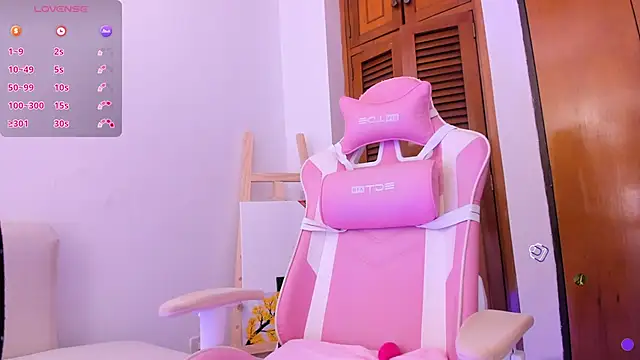 Snapshot of Caro_martinezz chatting on February 24, 2026, 4:24 am Caro martinezz online show from February 24, 2026, 4:24 am