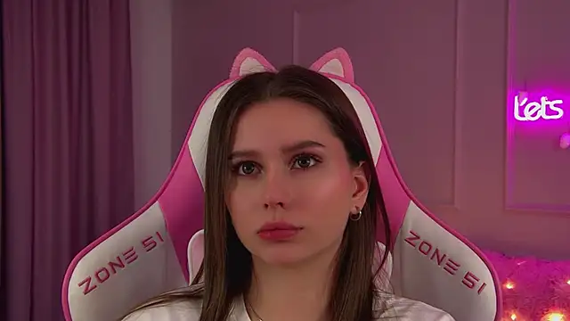 Snapshot of DianaVert chatting on December 18, 2025, 6:23 pm DianaVert online show from December 18, 2025, 6:23 pm