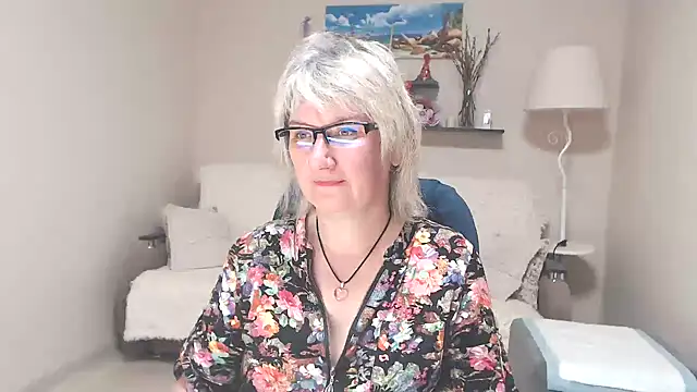 Snapshot of FleurMays chatting on June 25, 2026, 4:32 am FleurMays online show from June 25, 2026, 4:32 am