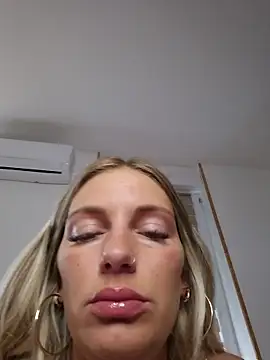 Snapshot of Lydie_off chatting on May 24, 2026, 9:09 am Lydie off online show from May 24, 2026, 9:09 am