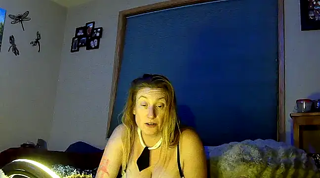 Snapshot of lilyhornyhousewife chatting on December 21, 2024, 11:44 am lilyhornyhousewife online show from December 21, 2024, 11:44 am