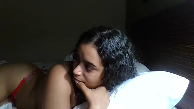 Snapshot of cinnaminnie chatting on January 8, 2025, 12:06 am cinnaminnie online show from January 8, 2025, 12:06 am