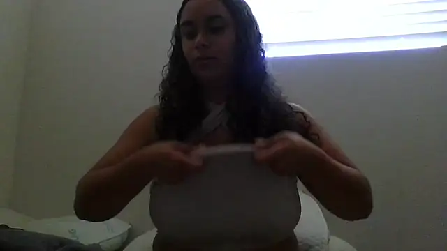 Snapshot of cinnaminnie chatting on October 16, 2025, 4:37 pm cinnaminnie online show from October 16, 2025, 4:37 pm