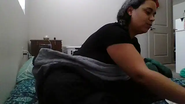 Snapshot of cinnaminnie chatting on October 5, 2025, 8:32 pm cinnaminnie online show from October 5, 2025, 8:32 pm