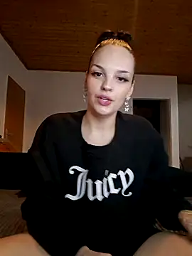 Snapshot of Jujuicy_97 chatting on January 30, 2025, 8:32 am Jujuicy 97 online show from January 30, 2025, 8:32 am