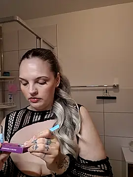 Snapshot of Jujuicy_97 chatting on February 5, 2026, 6:04 pm Jujuicy 97 online show from February 5, 2026, 6:04 pm