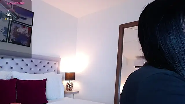 sarascottt online show from November 28, 2025, 3:34 pm