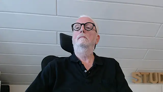 Snapshot of Greyhound70 chatting on September 16, 2025, 8:04 am Greyhound70 online show from September 16, 2025, 8:04 am