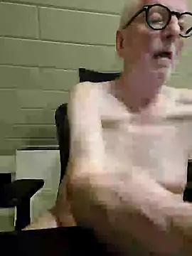 Snapshot of Greyhound70 chatting on September 29, 2025, 9:20 pm Greyhound70 online show from September 29, 2025, 9:20 pm