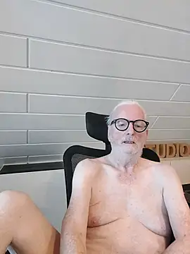 Snapshot of Greyhound70 chatting on November 12, 2025, 10:08 am Greyhound70 online show from November 12, 2025, 10:08 am