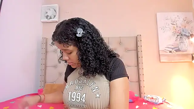 Snapshot of vanesasexyhot21 chatting on October 30, 2025, 2:32 am vanesasexyhot21 online show from October 30, 2025, 2:32 am