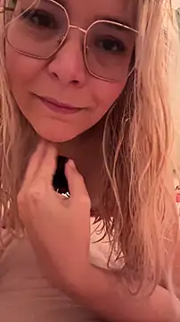 EmyLana online show from December 14, 2025, 8:20 am