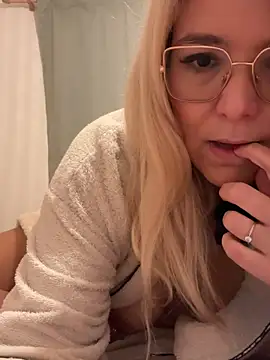 EmyLana online show from January 13, 2026, 9:13 am