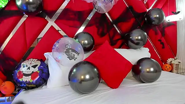 Snapshot of SusanCouper chatting on October 27, 2025, 10:44 pm SusanCouper online show from October 27, 2025, 10:44 pm