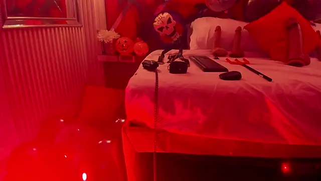 Snapshot of SusanCouper chatting on October 24, 2025, 11:59 pm SusanCouper online show from October 24, 2025, 11:59 pm