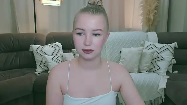 Snapshot of shy__lady chatting on April 28, 2026, 11:25 am shy lady online show from April 28, 2026, 11:25 am