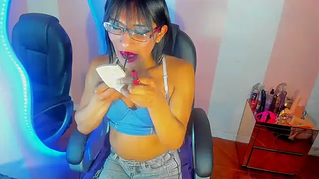 Snapshot of Aura_love69 chatting on November 26, 2025, 3:45 pm Aura love69 online show from November 26, 2025, 3:45 pm