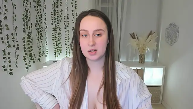 Snapshot of Lattea chatting on February 4, 2025, 7:55 pm Lattea online show from February 4, 2025, 7:55 pm