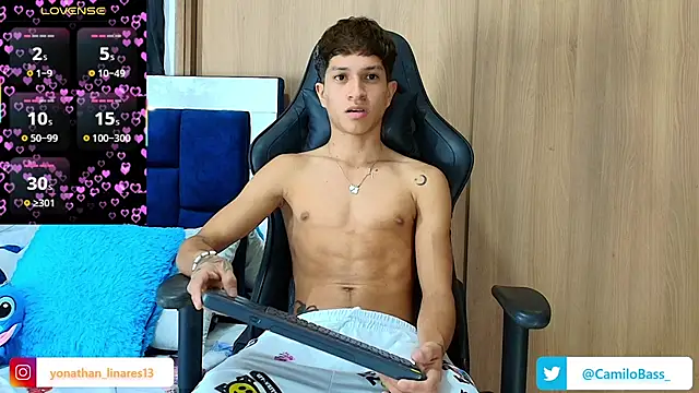 Snapshot of _CamiloBass chatting on November 30, 2025, 8:09 pm CamiloBass online show from November 30, 2025, 8:09 pm