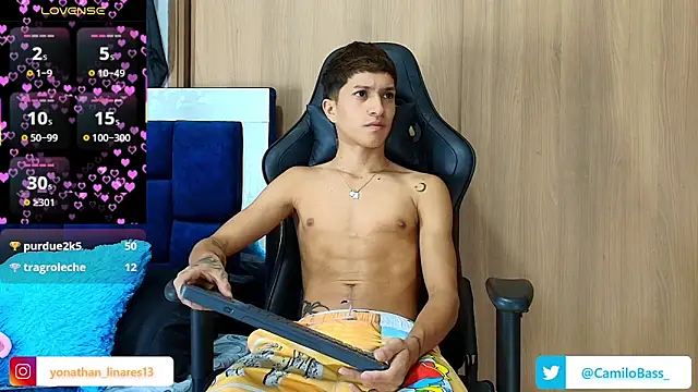 Snapshot of _CamiloBass chatting on November 6, 2025, 11:53 pm CamiloBass online show from November 6, 2025, 11:53 pm