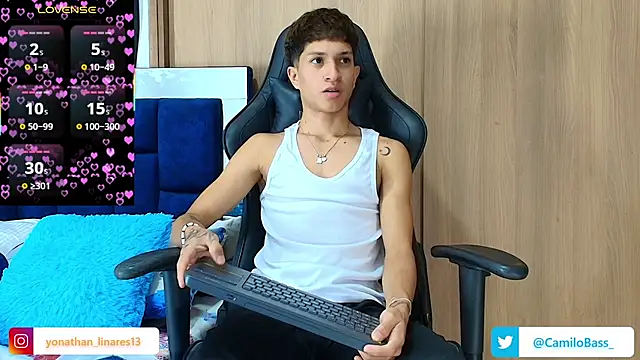 Snapshot of _CamiloBass chatting on November 25, 2025, 12:55 am CamiloBass online show from November 25, 2025, 12:55 am