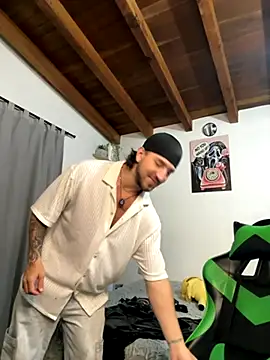 Valentino Xander online show from December 2, 2025, 3:52 am