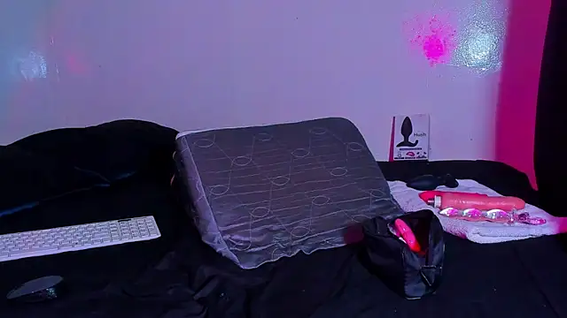 Piggy Eddy online show from March 18, 2026, 1:53 am