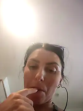 Snapshot of Izabella_Bella chatting on February 18, 2025, 7:10 am Izabella Bella online show from February 18, 2025, 7:10 am