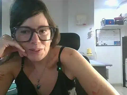 Snapshot of Calentandote chatting on April 16, 2026, 10:49 am Calentandote online show from April 16, 2026, 10:49 am