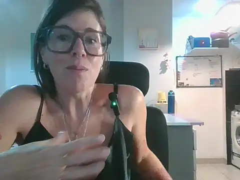 Snapshot of Calentandote chatting on April 2, 2026, 9:16 am Calentandote online show from April 2, 2026, 9:16 am