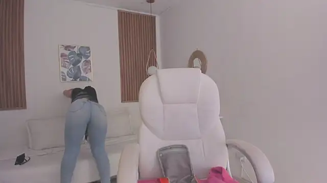 Snapshot of TiffanyWright chatting on December 15, 2025, 1:28 pm TiffanyWright online show from December 15, 2025, 1:28 pm