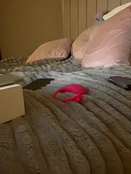 UKSYDNEYFOX online show from November 14, 2025, 2:15 am