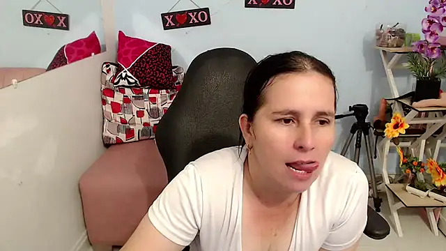 Snapshot of victoria_jones chatting on November 11, 2025, 4:24 pm victoria jones online show from November 11, 2025, 4:24 pm