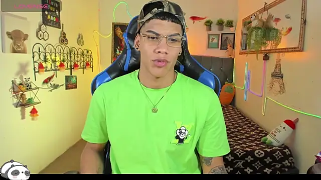 Snapshot of Damian_latinxxx chatting on January 15, 2026, 2:59 am Damian latinxxx online show from January 15, 2026, 2:59 am