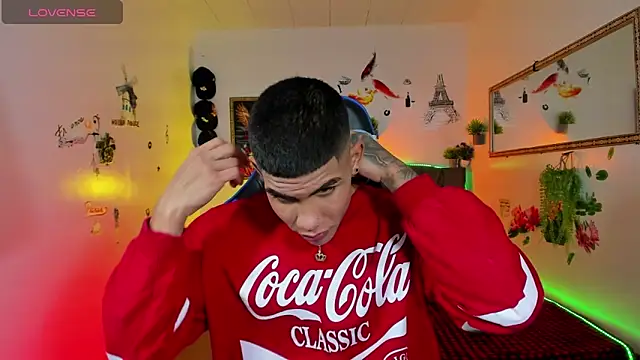 Snapshot of Damian_latinxxx chatting on October 6, 2025, 12:45 am Damian latinxxx online show from October 6, 2025, 12:45 am