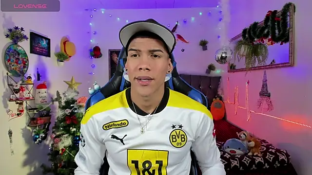 Snapshot of Damian_latinxxx chatting on December 1, 2025, 3:07 am Damian latinxxx online show from December 1, 2025, 3:07 am