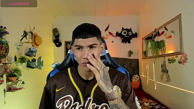 Snapshot of Damian_latinxxx chatting on November 16, 2025, 3:11 am Damian latinxxx online show from November 16, 2025, 3:11 am