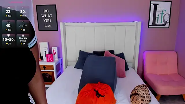 Britanymooree online show from October 30, 2025, 7:33 pm