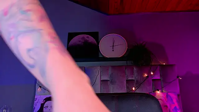 AmbarHills 1 online show from November 14, 2025, 11:36 am