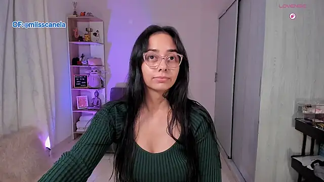 Snapshot of Aleja24Evans chatting on December 2, 2025, 1:17 am Aleja24Evans online show from December 2, 2025, 1:17 am